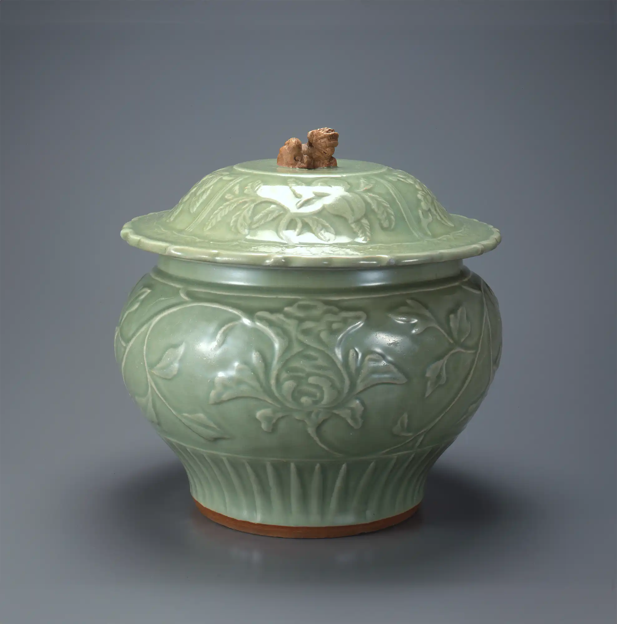 「青磁牡丹唐草文酒海壺」龍泉窯（中国）<br>
元時代初期（蓋は元末～明時代）<br>
13～14世紀