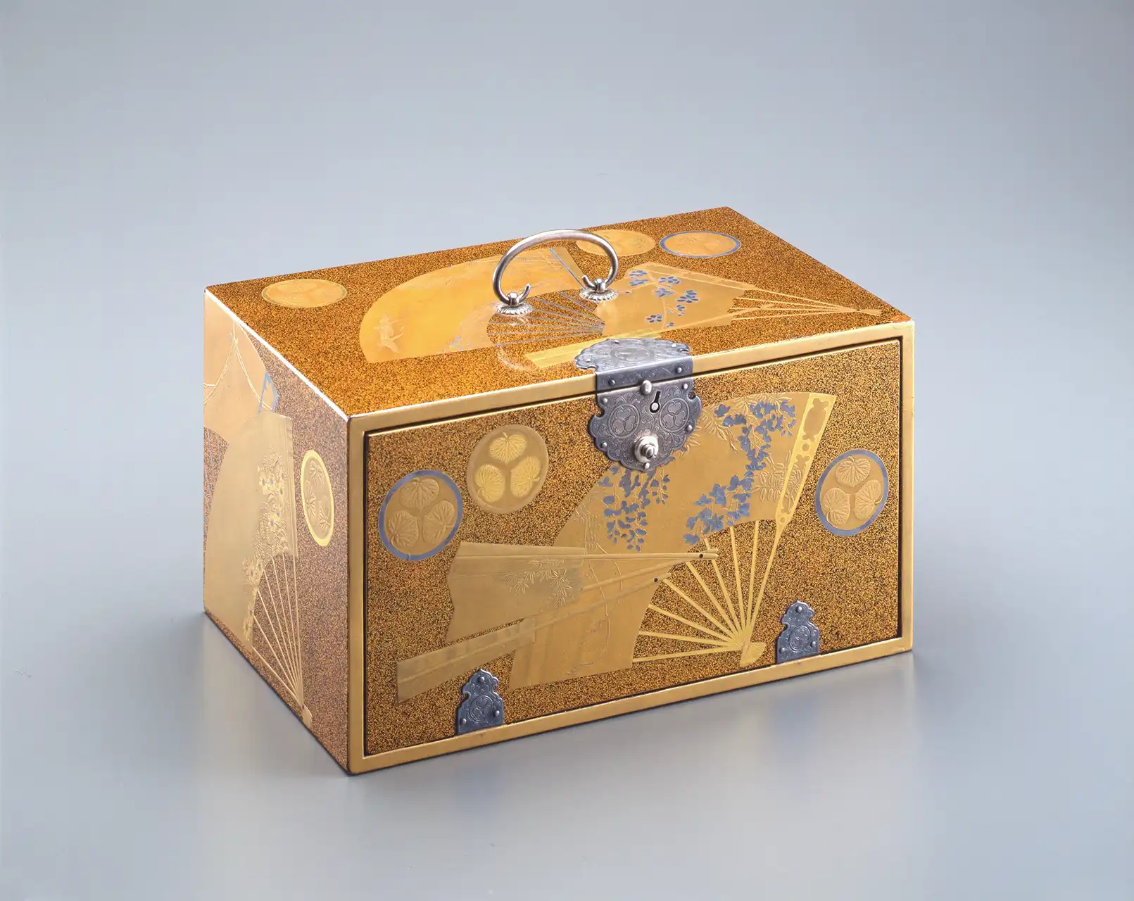 「扇面葵紋散蒔絵香箪笥」　江戸時代初期　17世紀